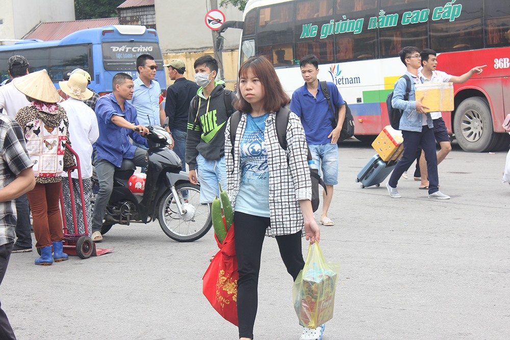 Các bạn trẻ tranh thủ mang theo rau xanh, hoa quả từ quê ra sau kỳ nghỉ.