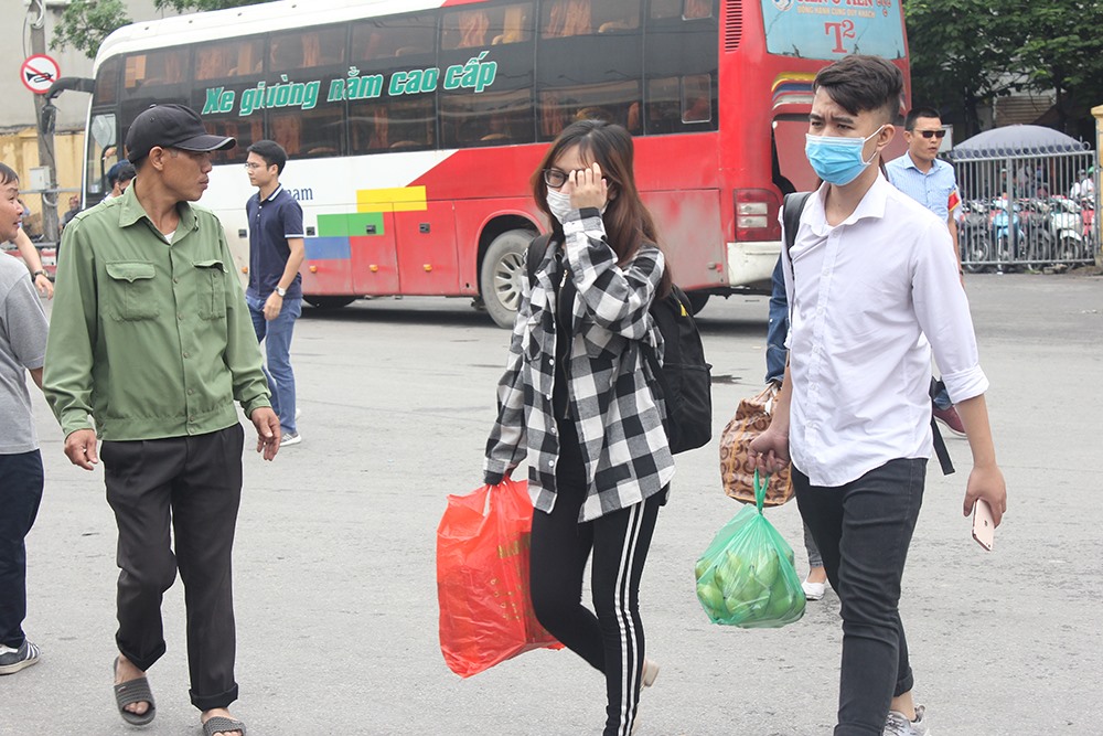 Các bạn trẻ tranh thủ mang theo rau xanh, hoa quả từ quê ra sau kỳ nghỉ.