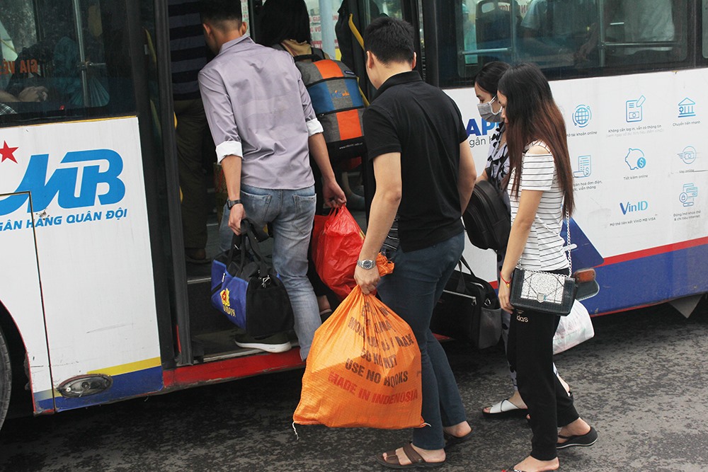 Người dân từ khắp các tỉnh, thành đổ dồn về bến xe Giáp Bát.