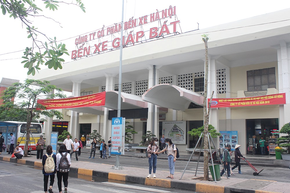 Bến xe Giáp Bát.