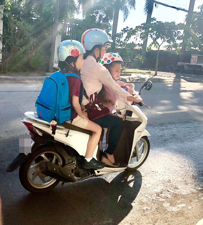 au khi chia tay, cô chăm sóc hai con và sống ở Việt Nam.