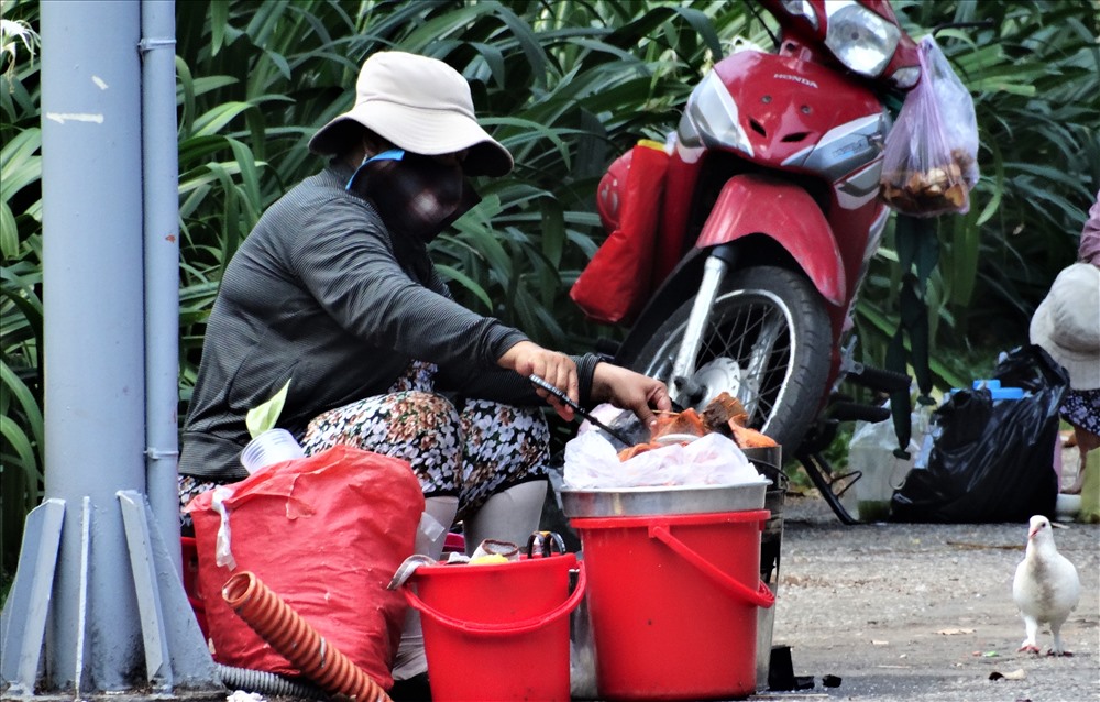 Giữa trưa nắng “đứng bóng“, nhiều con người vẫn miệt mài lao động để đổi lấy chén cơm gia đình