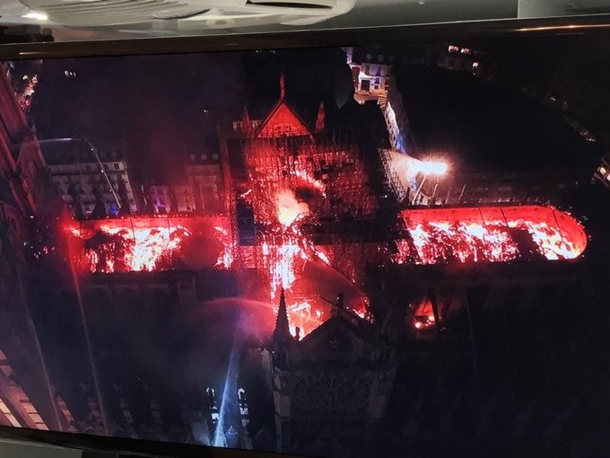 Khuôn viên Nhà thờ Đức Bà Paris trong đám cháy ngày 15.4. Ảnh: RT.