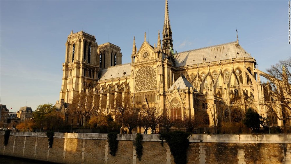 Nhà thờ Đức Bà Paris năm 2015. Ảnh: CNN.