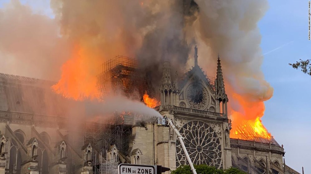 Thị trưởng Paris Anne Hidalgo kêu gọi công chúng “tôn trọng vành đai an ninh” xung quanh nhà thờ trong khi lính cứu hỏa khống chế hỏa hoạn. Ông cho biết thêm rằng các khu vực gần hiện trường đã được sơ tán. Lính cứu hỏa đã nỗ lực cứu các tác phẩm nghệ thuật ở phía sau của nhà thờ và ngăn tòa tháp phía bắc nhà thờ sụp đổ.