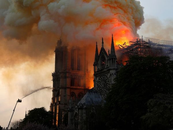 Nhà thờ Đức Bà Paris đã được cứu khỏi nguy cơ phá hủy hoàn toàn sau vụ cháy. Một quan chức cứu hỏa Pháp xác nhận cấu trúc của nhà thờ Đức Bà và hai tòa tháp đã được cứu khỏi phá hủy hoàn toàn. Ảnh: Getty. 