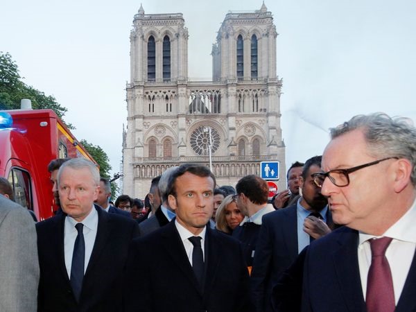 Hãng tin Sky News cho hay, Tổng thống Emmanuel Macron đã tuyên bố tình trạng khẩn cấp quốc gia khi giới chức loại trừ khả năng vụ cháy Nhà thờ Đức Bà Paris (Notre-Dame Cathedral) có động cơ đốt phá hoặc liên quan đến khủng bố.