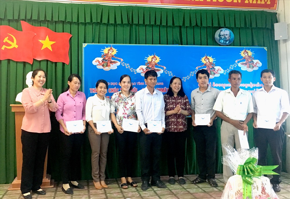 Hỗ trợ cho đoàn viên Trường PTDT Nội trú Hà Tiên. Ảnh: LTM