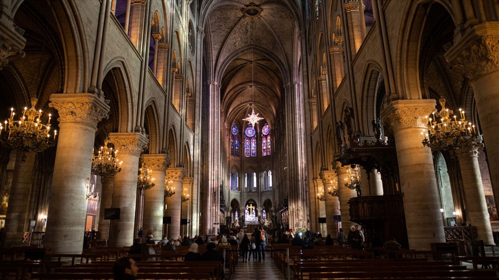 Nổi tiếng với kiến trúc Gothic, Nhà thờ Đức Bà Paris còn chứa đựng nhiều phong cách khác như kiến trúc Gothic Pháp, Chủ nghĩa tự nhiên và Phục hưng. Ảnh: Sky News