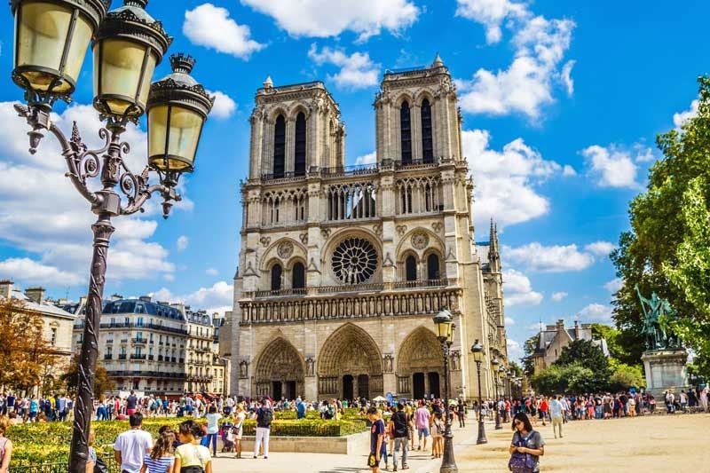 Vị trí địa lý đặc biệt này đã khiến Nhà thờ trở thành biểu tượng mang tính lịch sử, gắn liền với quá trình hình thành và phát triển của Paris.  