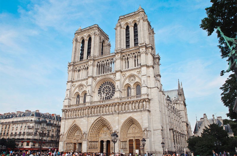 Ngày nay, Nhà thờ Đức Bà Paris đón gần 13 triệu du khách tới thăm mỗi năm, nhiều hơn so với Tháp Eiffel.  