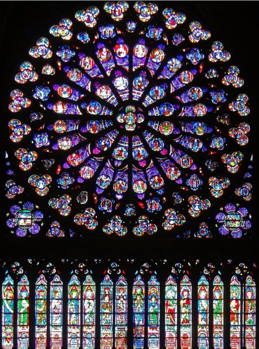 3 cửa sổ hoa hồng - một trong những đặc điểm đáng chú ý nhất của Nhà thờ Đức Bà Paris - được lắp tranh kính của thế kỷ 13. Mỗi khung cửa sổ là những hình ảnh Kinh thánh khác nhau. Ảnh: Pinterest