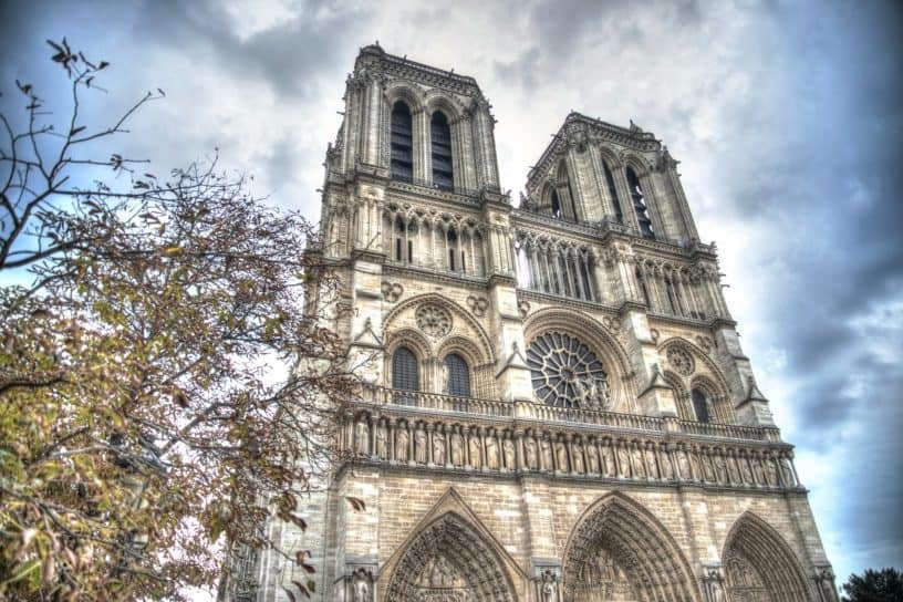  Nhà thờ Đức Bà Paris từng bị huỷ hoại vào cuối thế kỷ 18, thời gian diễn ra cuộc Cách mạng Pháp (1789). Công cuộc trùng tu sau đó dưới sự chỉ đạo của kiến trúc sư Eugène Viollet-le-Duc phải đến cuối thế kỷ 19 mới kết thúc. Ảnh: Pixabay.com Muff