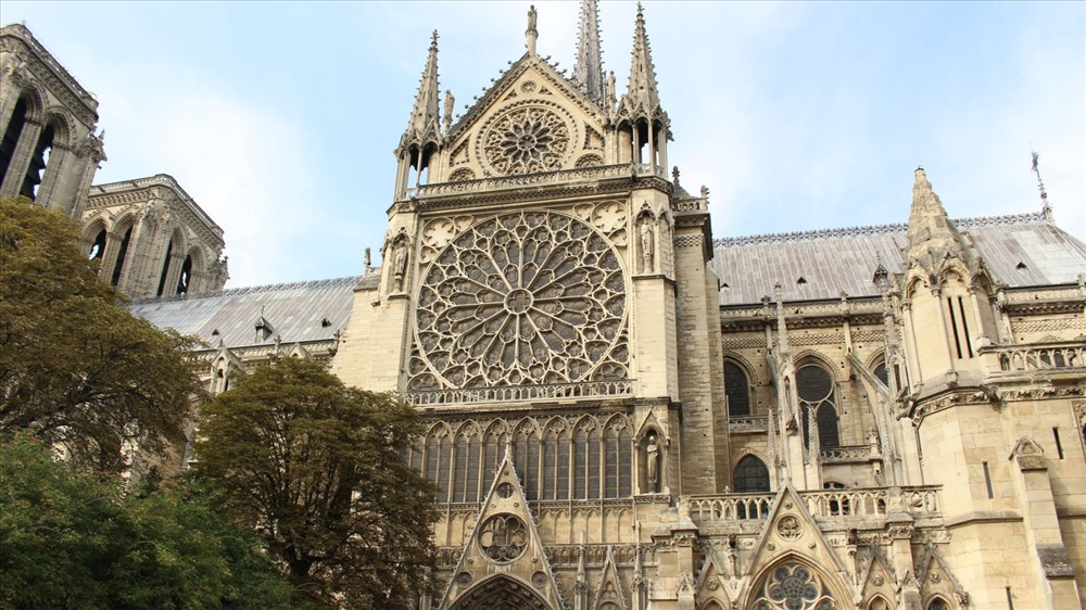 Được xây dựng trong hơn 1 thế kỷ bắt đầu từ năm 1160, Nhà thờ Đức Bà Paris được xem là công trình đẹp nhất của kiến trúc Gothic nhà thờ Pháp. Ảnh: Sky News