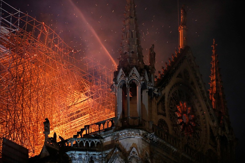 Nhà thờ Đức Bà chìm trong biển lửa. Ảnh: Reuters.