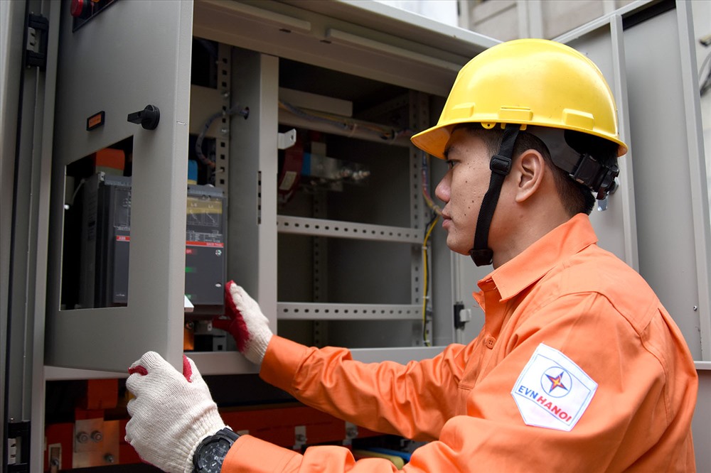 Kiểm tra, chủ động xử lý, không để xảy ra các sự cố về điện trong các dịp nghỉ lễ. Ảnh: H.Trang