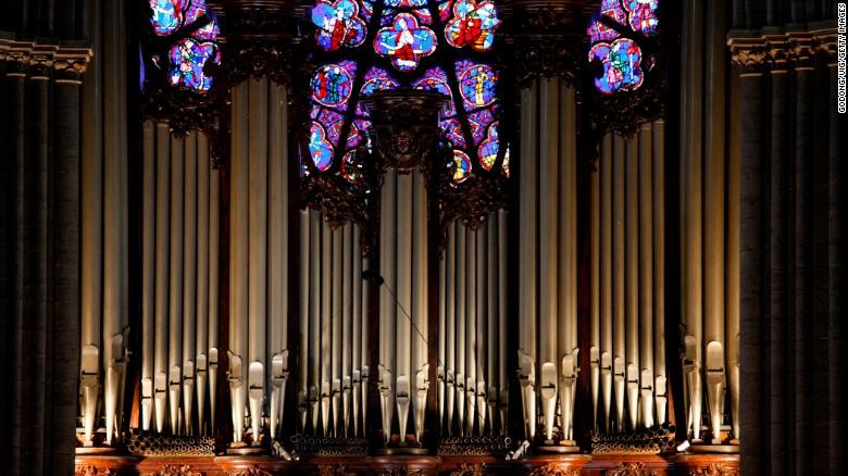 Đàn organ ống tại nhà thờ Paris là chiếc đàn lớn nhất nước Pháp.