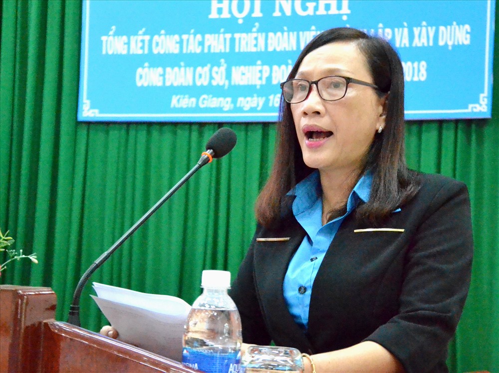 Bà Nguyễn Thị Minh Hạnh – Trưởng Ban Tổ chức LĐLĐ Kiên Giang báo cáo tình hình phát triển đoàn viên, CĐCS năm 2018. Ảnh: Lục Tùng