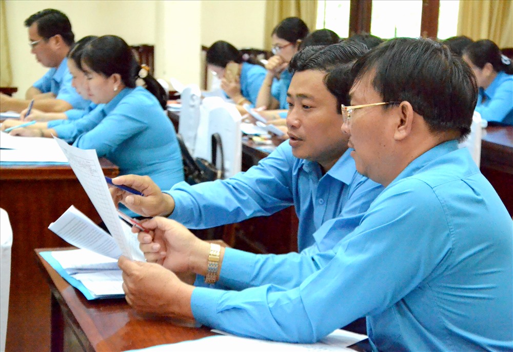 Các đại biểu sôi nổi bàn bạc các số liệu, ý kiến nhận định về công tác phát triển đoàn viên, CĐCS, NĐ. Ảnh: Lục Tùng