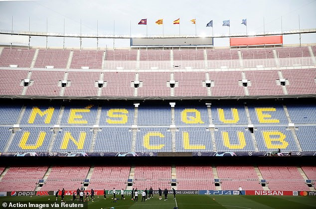 Khẩu hiệu của Barcelona “Không chỉ là một đội bóng“. Với những người hâm mộ xứ Catalunya, đội bóng con cưng như một gia đình. Ảnh: Reuters.
