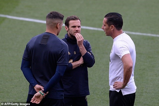 Juan Mata có thể đóng vai cầu nối luân chuyển bóng trong trận đấu đêm nay thay cho Pogba. Tiền vệ người Tây Ban Nha không lạ gì sân Nou Camp do trước đây từng đá cho Valencia tại La Liga. Ảnh: Reuters.