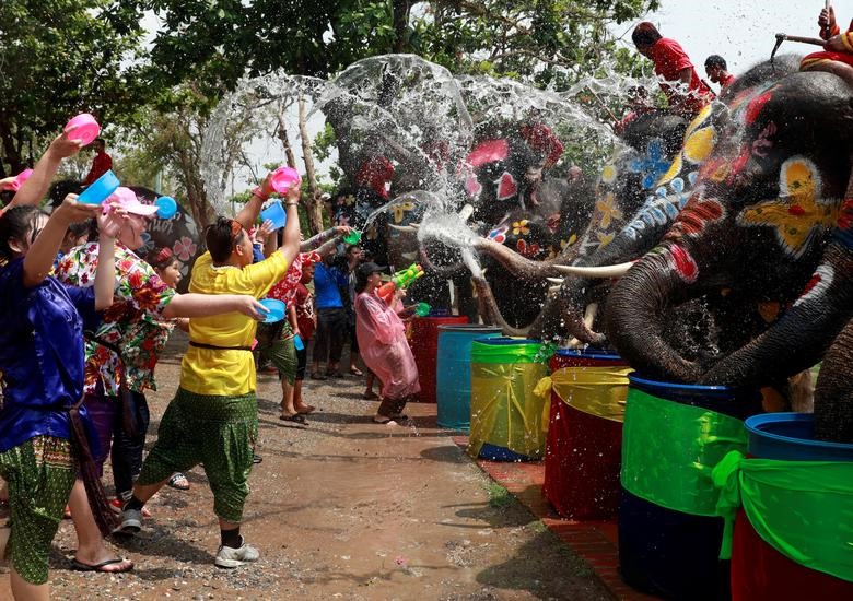 Tết té nước Songkran của người Thái Lan được mệnh danh là “đại chiến súng nước lớn nhất thế giới“.
