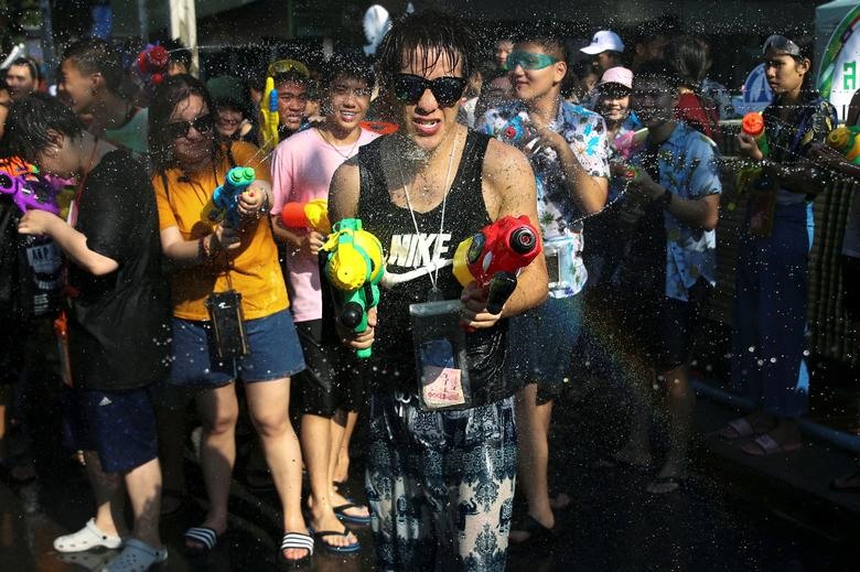 Ngoài Thái Lan, một số quốc gia Đông Nam Á cũng tổ chức lễ hội té nước mừng năm mới Phật lịch nhưng với tên gọi khác nhau như Myanmar (Thingyan), Lào (Bunpimay) và Campuchia (Chol Chnam Thmay).