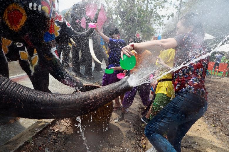 Đám đông tham gia lễ hội dùng súng nước bắn vào nhau.