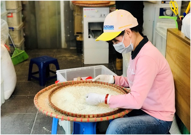 Gạo sau khi xát được nhăt lại một lần nữa để loại bỏ các hạt sạn