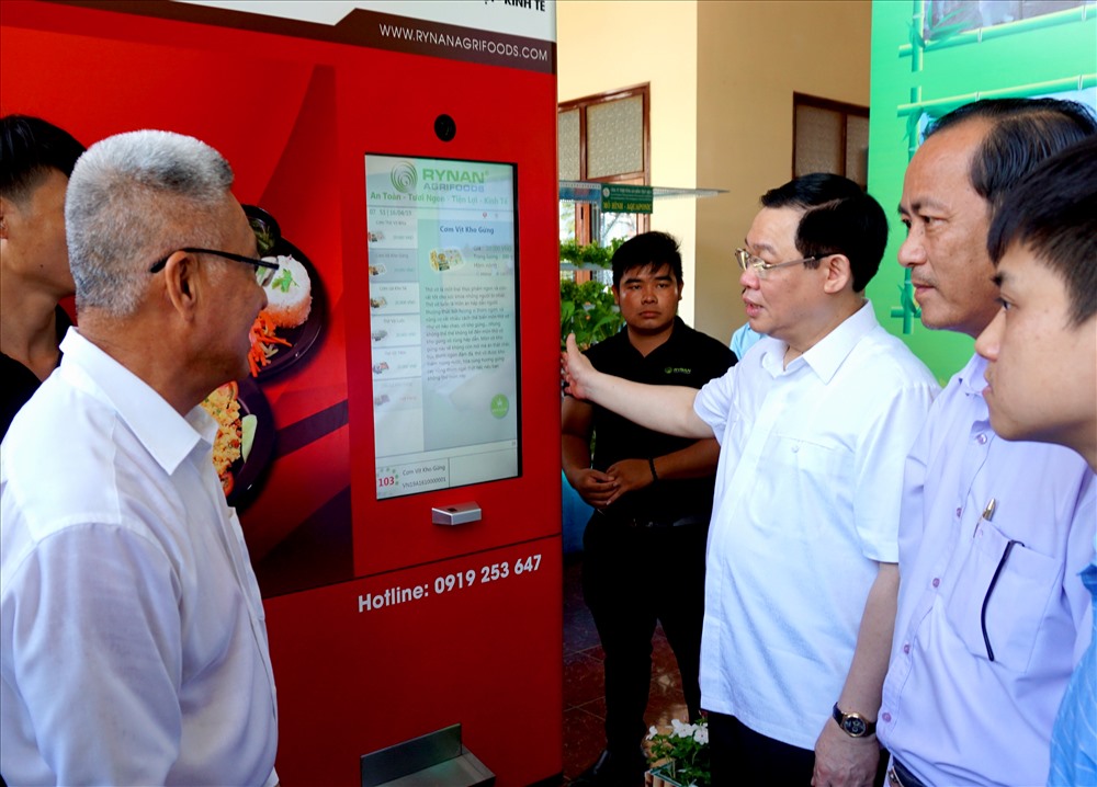 Phó Thủ tướng Vương Đình Huệ trao đổi với đại biểu dự Diễn đàn trong giờ giải lao. Ảnh: LT
