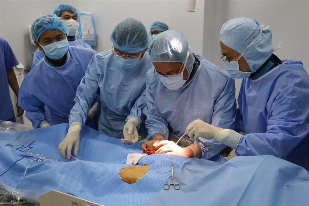 Các bác sĩ bệnh viện quận Thủ Đức can thiệp phình động mạch chủ ngực bằng đặt Stent Graft cho một bệnh nhân