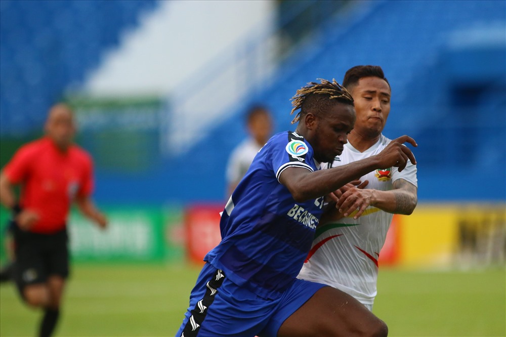 Ngoại binh Victor tỏa sáng với hat-trick trong chiến thắng 6-0 của đội chủ nhà. Ảnh: Đình Viên