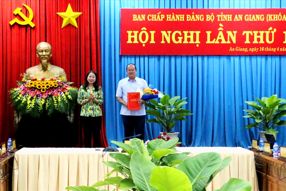 Bà Võ Thị Ánh Xuân, Ủy viên BCH Trung ương Đảng, Bí thư Tỉnh ủy An Giang trao Quyết định số 397/QĐ-TTg, ngày 11/4/2019 của Thủ tướng Chính phủ cho ông Nguyễn Thanh Bình. Ảnh: LT