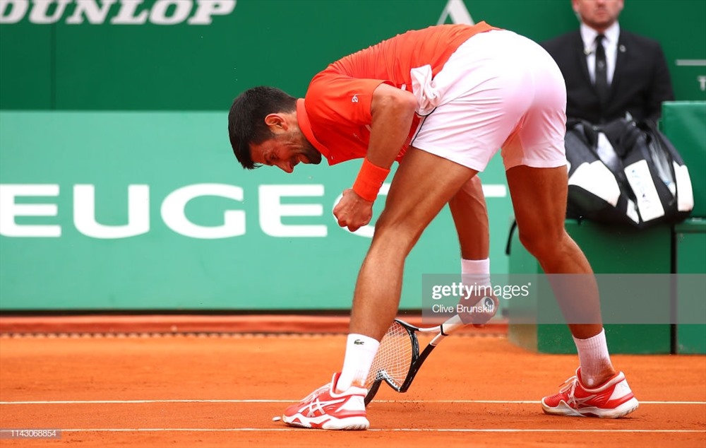 Djokovic không nuốt trôi thất bại trong set 2. Ảnh: Getty.