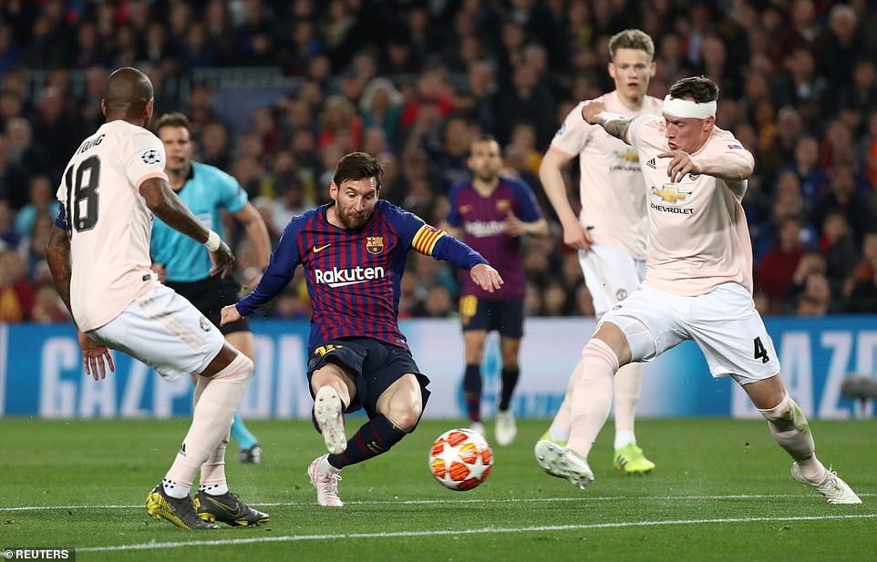 Tình huống đáng trách của De Gea nhưng lại là hệ quả mà M.U phải nhận sau hàng loạt pha hãm thành của đối thủ. Ảnh: Getty.
