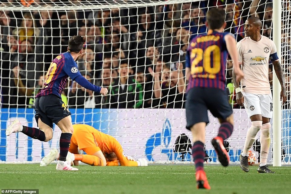 Tình huống đáng trách của De Gea nhưng lại là hệ quả mà M.U phải nhận sau hàng loạt pha hãm thành của đối thủ. Ảnh: Getty.
