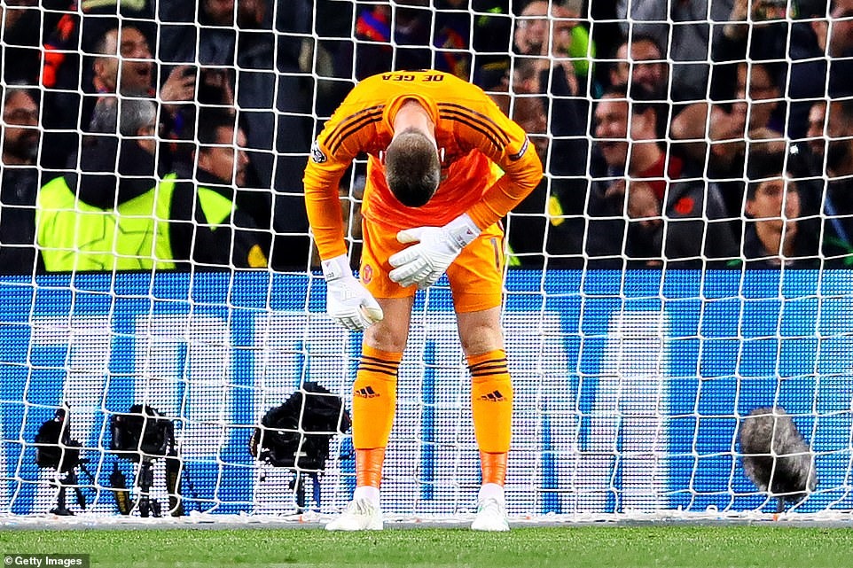 Tình huống đáng trách của De Gea nhưng lại là hệ quả mà M.U phải nhận sau hàng loạt pha hãm thành của đối thủ. Ảnh: Getty.