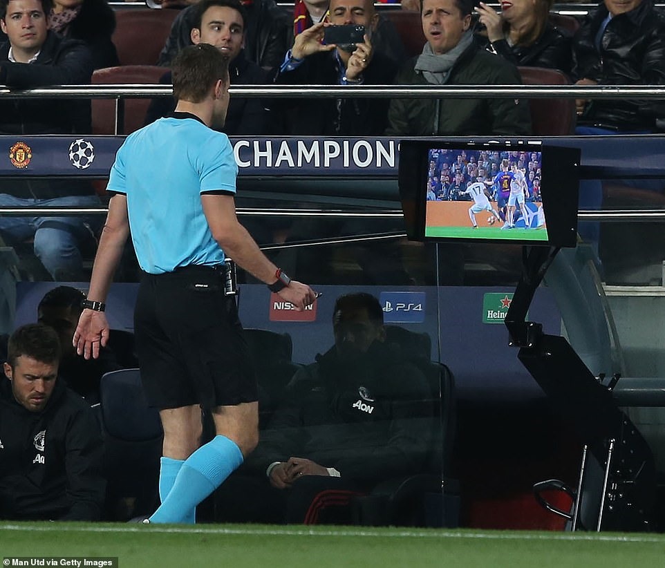 M.U thoát penalty nhờ VAR. Ảnh: Getty.