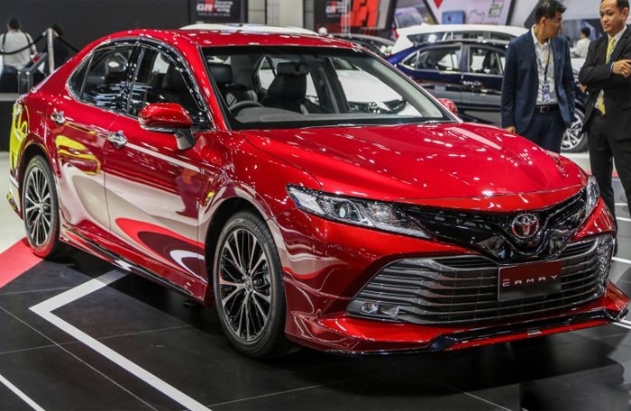 Camry TRD Sportivo 2019 có vẻ ngoài cực kỳ lạ mắt so với các phiên bản truyền thống.