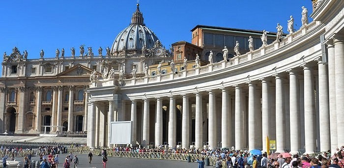 Vương cung thánh đường St Peter là một trong những công trình công giáo nổi tiếng nhất trên thế giới, được xây dựng bởi các kiến trúc sư đầu ngành trong giới thời bấy giờ như Donato Bramante, Antonio Bordiani, Michelangelo… Vương cung thánh đường St Peter được xây dựng theo lối kiến trúc phục hưng và nhà thờ lớn nhất trên hành tinh với diện tích 15.160 m2.