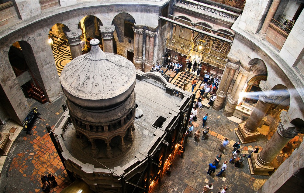 Nhà thờ nằm trong Thành Phố Cổ của Jerusalem và được xây dựng bởi thế hệ tín đồ Cơ đốc giáo đầu tiên. Ngày nay Holy Sepulcher là một trong những địa điểm du lịch được viếng thăm nhiều nhất ở Jerusalem và là nơi có ý nghĩa tôn giáo sâu sắc. Ảnh: HolyLandPhotos' Blog