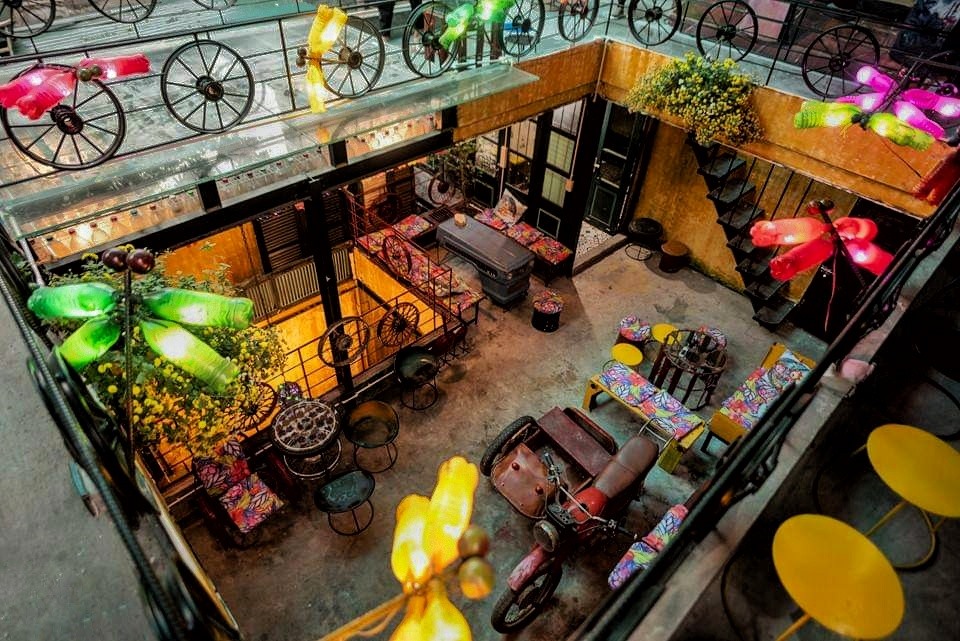 Nằm sâu trong con ngõ nhỏ trên phố Hàng Tre (Hà Nội), hơn 90% nội thất và các vật dụng sử dụng tại cafe Hidden Gem Coffee đươc tái chế từ rác thải.