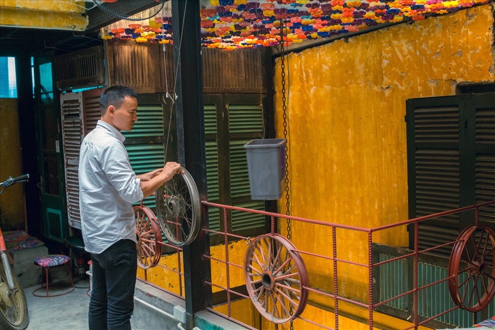 Chai nhựa chứa nhiều mùa sắc khác nhau, được lắp thêm bóng đèn phát sáng tạo thành các màu sắc khác nhau. Ở giữa được thiết kế một hệ thống ròng ròng dùng để di chuyển đồ vật từ dưới lên trên và ngược lại.