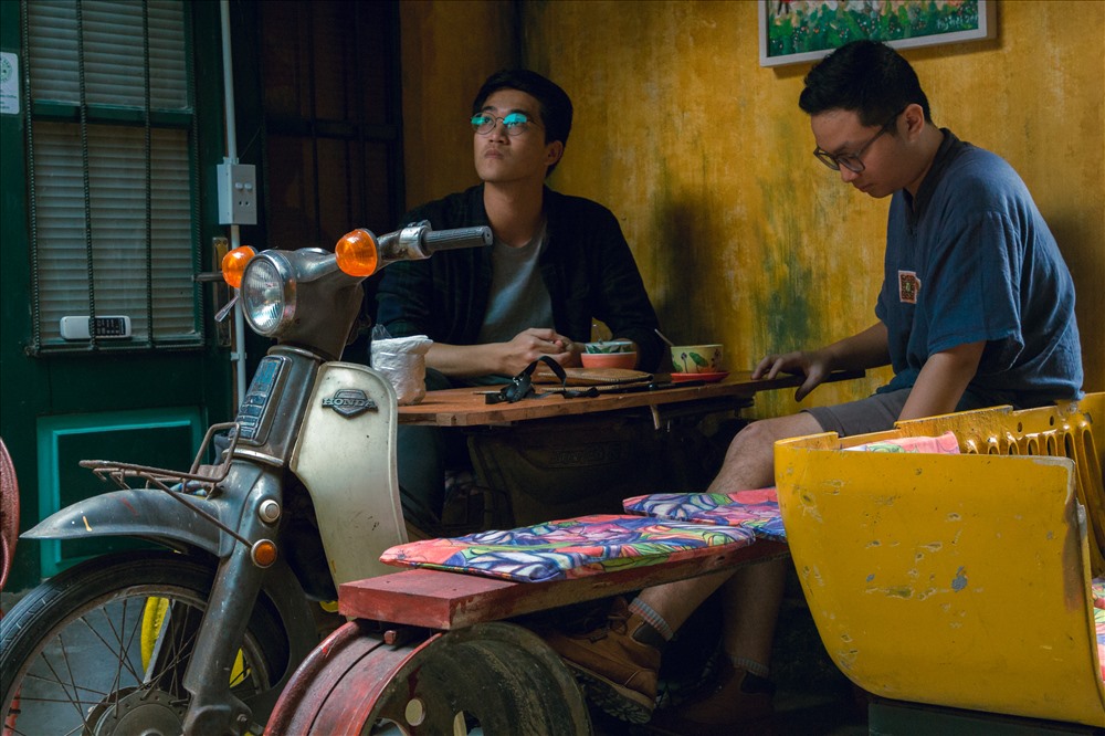 Bạn Nguyễn Quốc Nam cho biết: “Lần đầu tiên mình đến quán, mình cảm thấy rất ấn tượng với không gian ở đây. Mình rất bất ngờ khi tất cả mọi thứ đều tái chế từ rác“. Bạn Nguyễn Quốc Nam và Nguyễn Anh Minh đang ngồi trên chiếc bàn được thiết kế từ chiếc xe Cup đã hư hỏng.