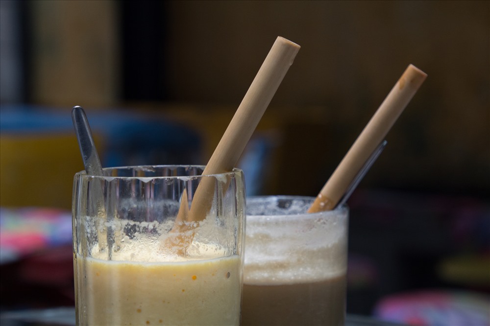 Cốc đựng đồ uống được tận dụng từ chai thủy tinh bỏ đi. Bên cạnh việc tái sử dụng rác thải, anh Nguyễn Văn Thơ còn sử dụng các ống mút bằng tre để hạn chế rác thải nhựa và bảo vệ sức khỏe.