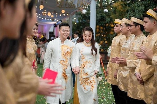 Mới đây, đám cưới của cô dâu Quỳnh Anh và chú rể Quang Trung ở Kim Động, Hưng Yên khiến cộng đồng mạng xôn xao bởi độ hoành tránh. Đám cưới có sự chuẩn bị cực kì công phu và kĩ lưỡng, tinh tế đến từng chi tiết.