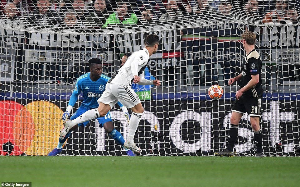 Ronaldo thi đấu không tệ ở cuộc so tài với Ajax. Ảnh Getty