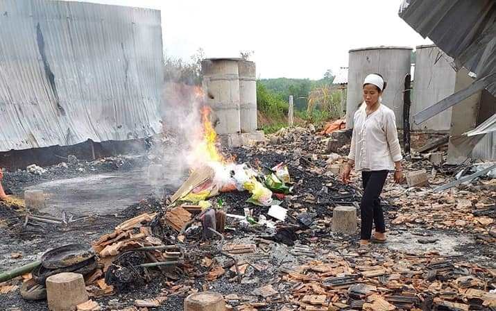 Ngọn lửa thiêu rụi căn nhà. Ảnh: PV.