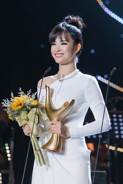 Đông Nhi nhận giải Cống Hiến 2019.