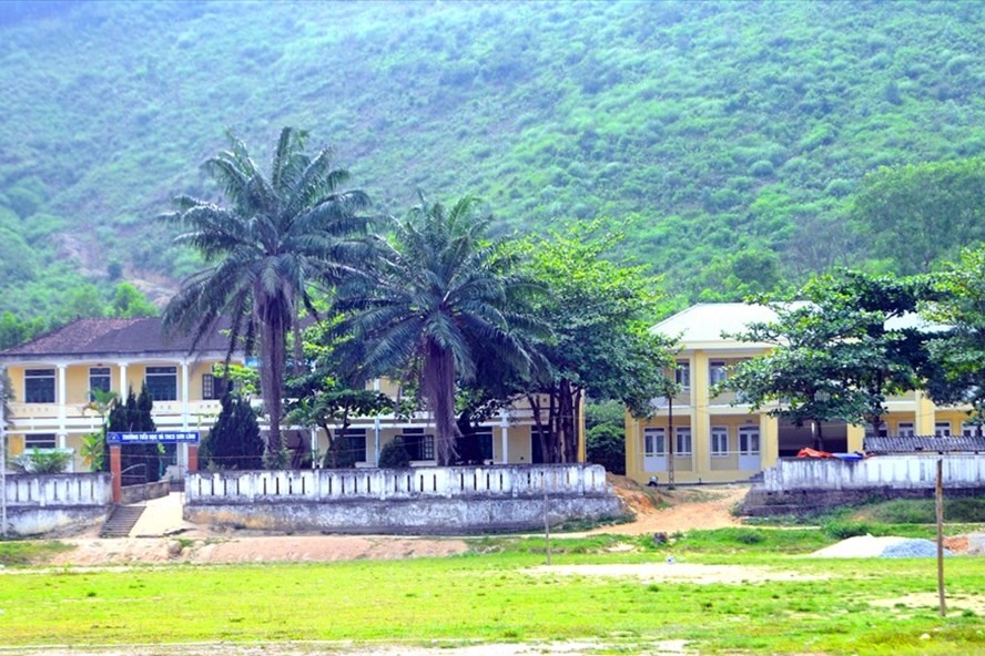 Trường TH&THCS Sơn Lĩnh (Hương Sơn-Hà Tĩnh), nơi xảy ra sự việc 9 GV bị gác lương vì sai sót khi làm sáng kiến. Ảnh: Minh Lý